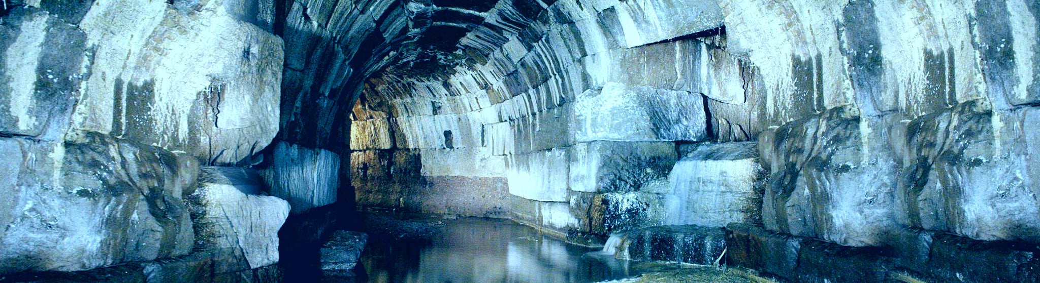 Die Cloaca Maxima in Rom, Abwasseranlage der alten Römer, heute noch in Betrieb.
