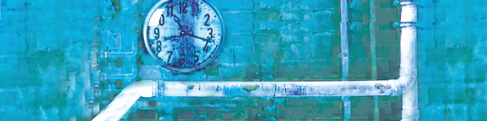 Wasserleitung auf blauer Wand und Wanduhr