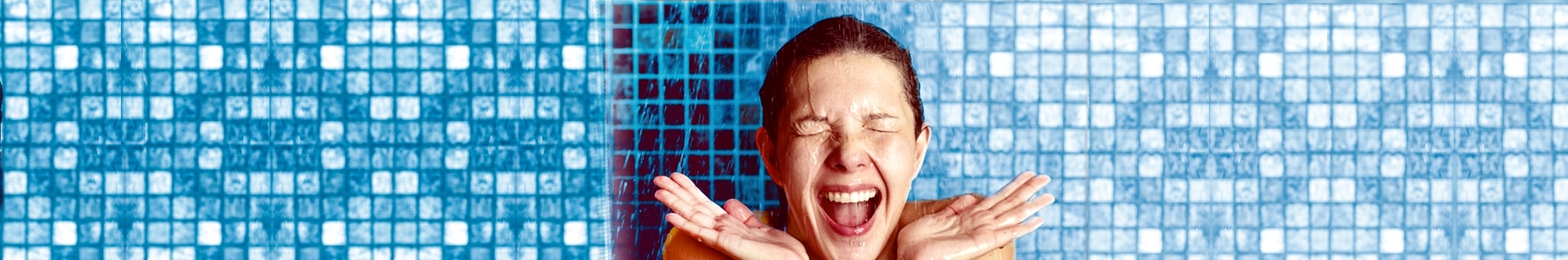 Junge Frau erschrocken in der Dusche mit blauem Mosaik
