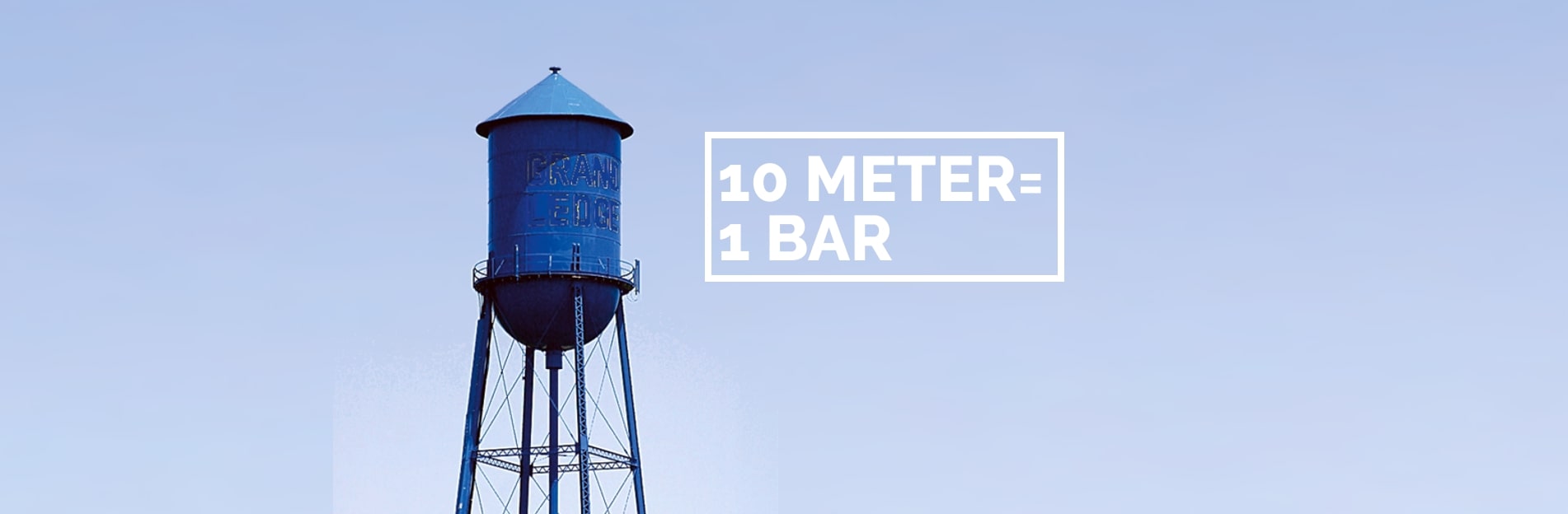 Ein freistehendes Wasserreservoir mit der Aufschrift: 10 Meter = 1 Bar
