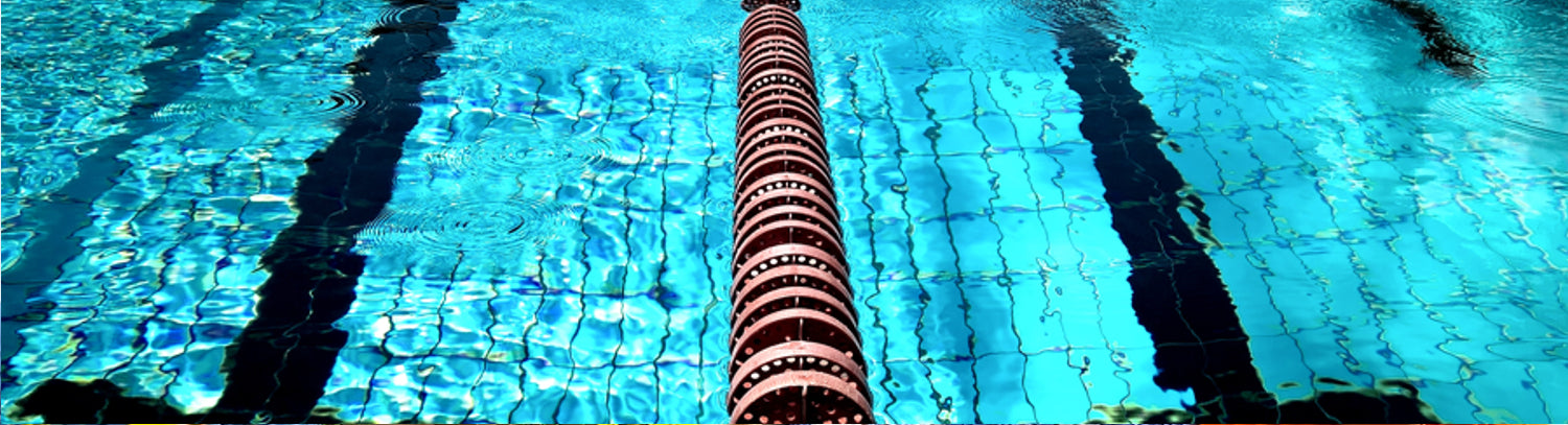 Pool in einem Schwimmbad als Symbol für öffentliche Dushcköpfe