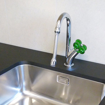 Ecofleur, Kaltstart-Armatur mit grünem Griff auf einem Edelstahl-Küchenbecken