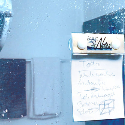 AquaNotes – Wasserfester Notizblock mit Notizen an einer Glaswand in einer Dusche