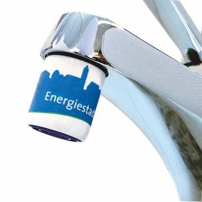 AquaClic mit Energiestadtlogo blau weis an einem Wasserhahn
