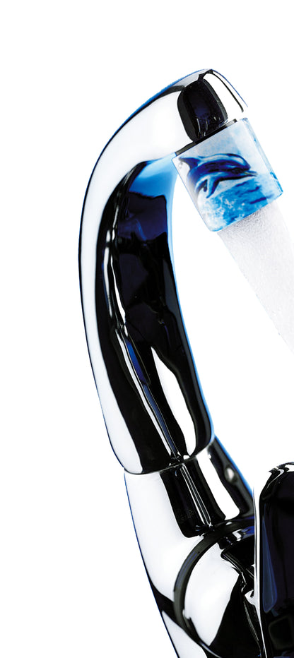 Senken Sie Ihren Wasserverbrauch mit dem AquaClic-Perlstrahlregler und  Jumping Dolphin-Design am Hahn.