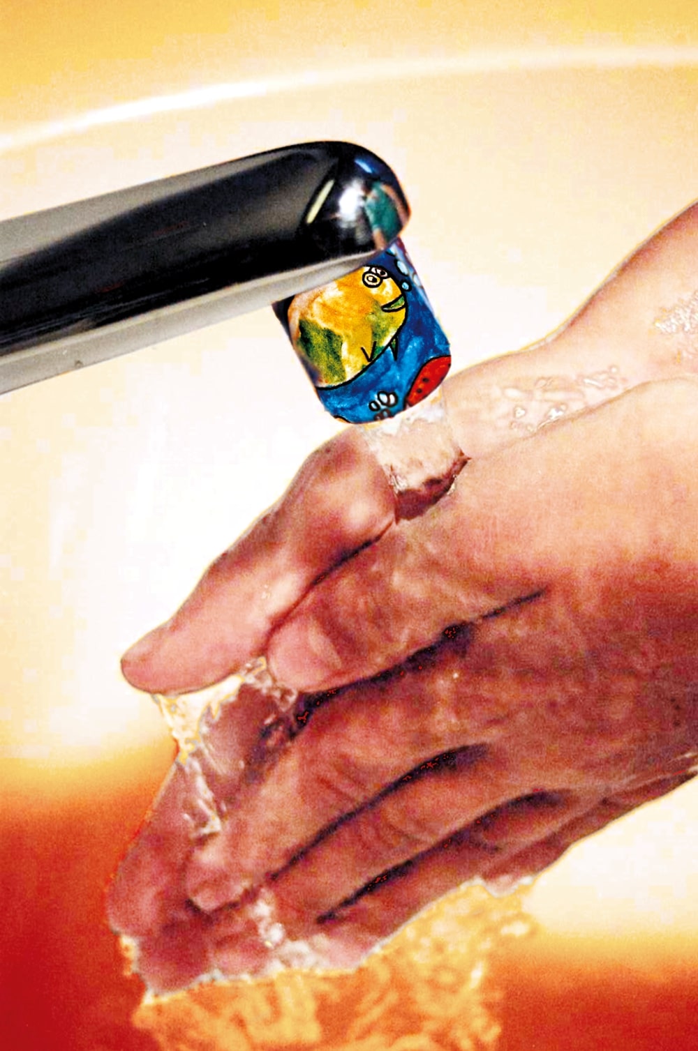 Händewaschen an einem Wasserhahn mit WWF-Ocean-AquaClic 100089