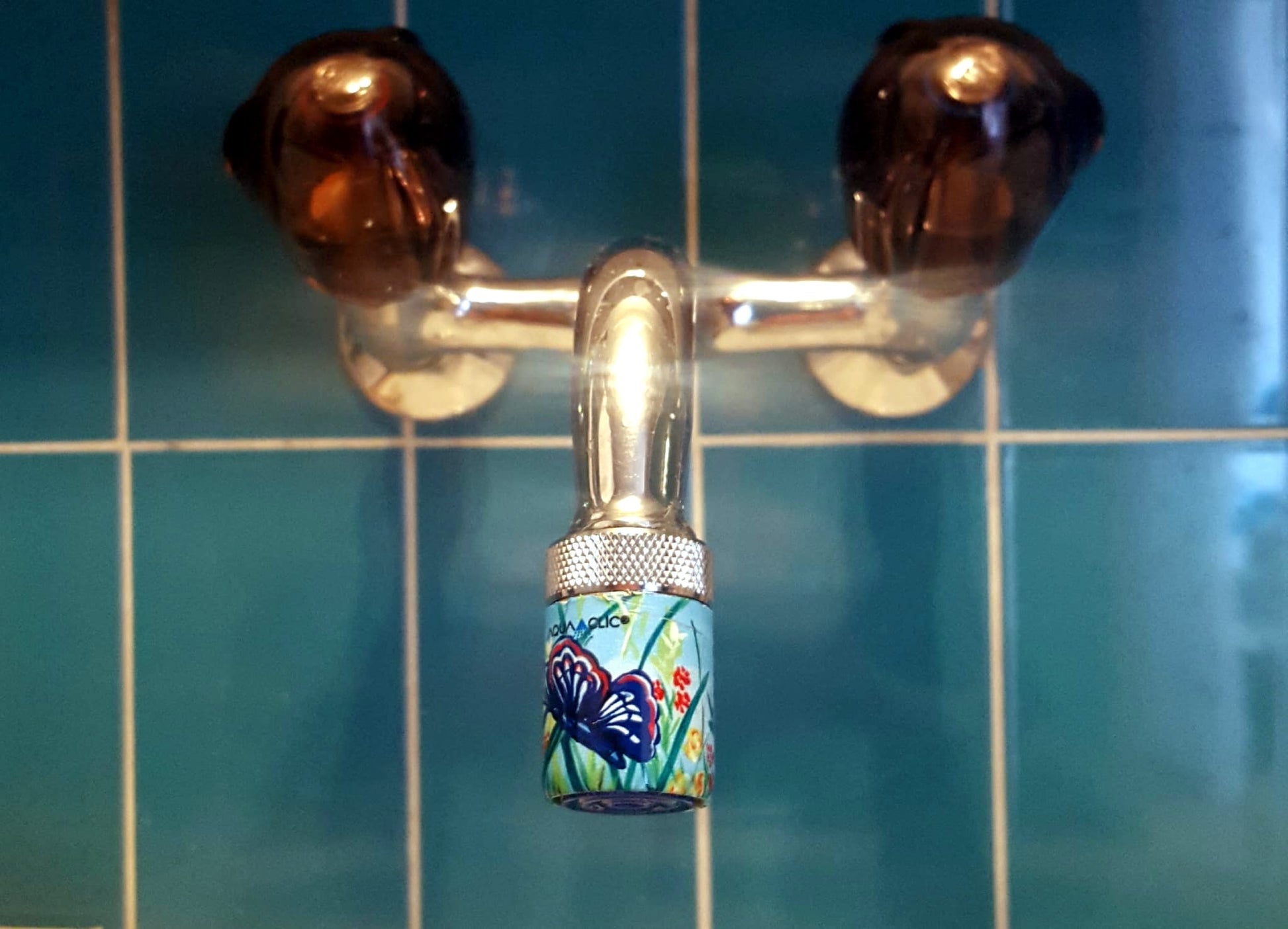AquaClic-Wassersparer am Hahn mit  Papillons-Design vermindert Wasserverbrauch und Kosten