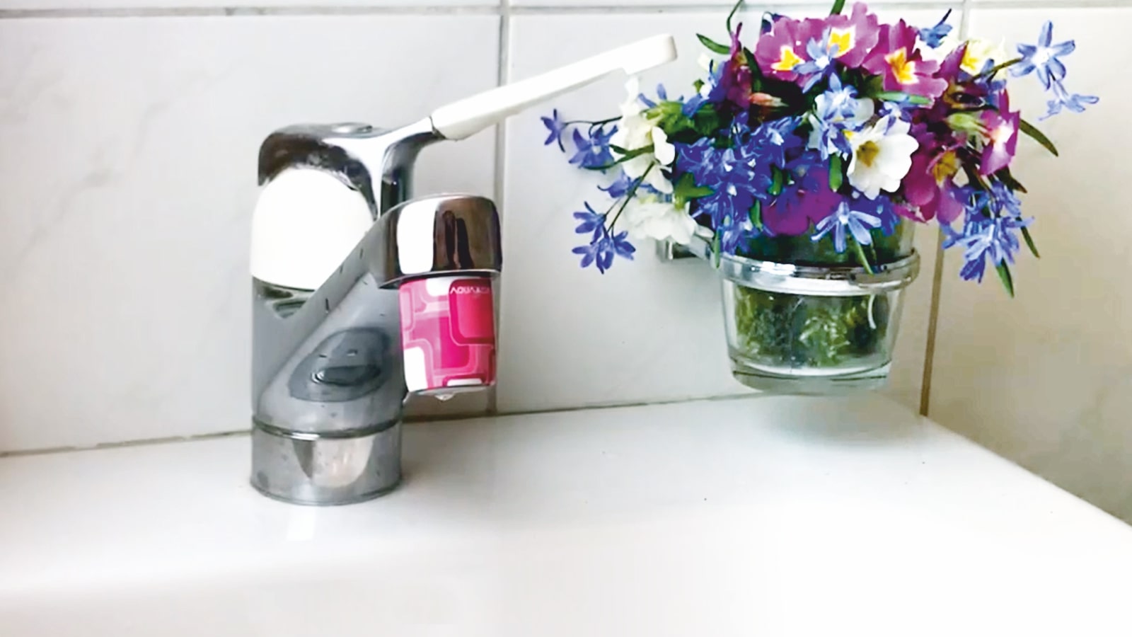Durchflussmengenregler am Wasserhahn mit  Pink Power-Design AquaClic-Perlstrahlregler: Wasser sparen leicht gemacht