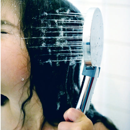Junges Mädchen wäscht die Haare mit der Prosecco, an der der Airstop ist