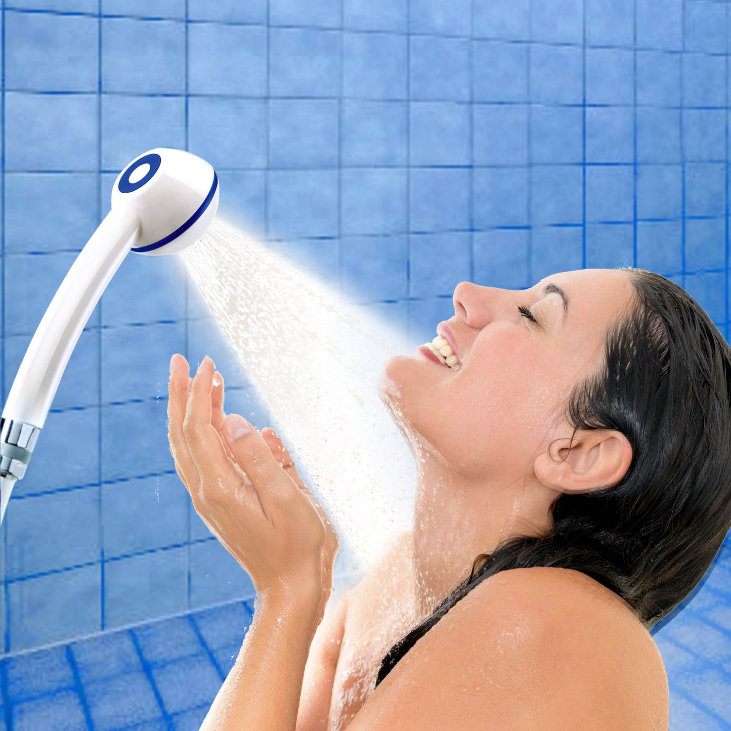 Mädchen im Profil und brauenen Haaren duscht mit SwissClima-Duschkopf metallfrei, weiss, in Dusche mit blauen Kacheln