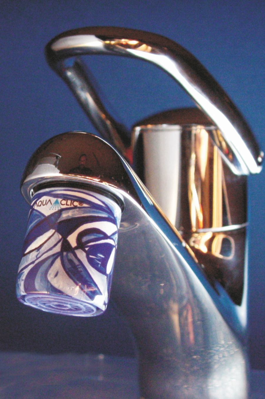 Régulateur de jet perlé pour le robinet avecMovimento-Design AquaClic-régulateur de jet : réduit la consommation d'eau et embellit le robinet
