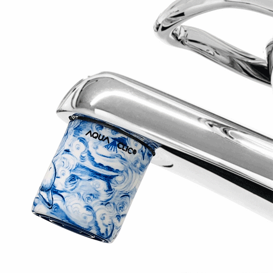 AquaClic-Formateur de jet sur le robinet designSmiling dolphin : réduit la consommation d'eau et permet d'économiser de l'argent et de l'énergie.