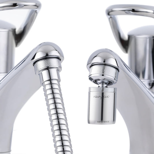 Flexibilité sur le robinet: articulation à rotule et prolongement du tuyau