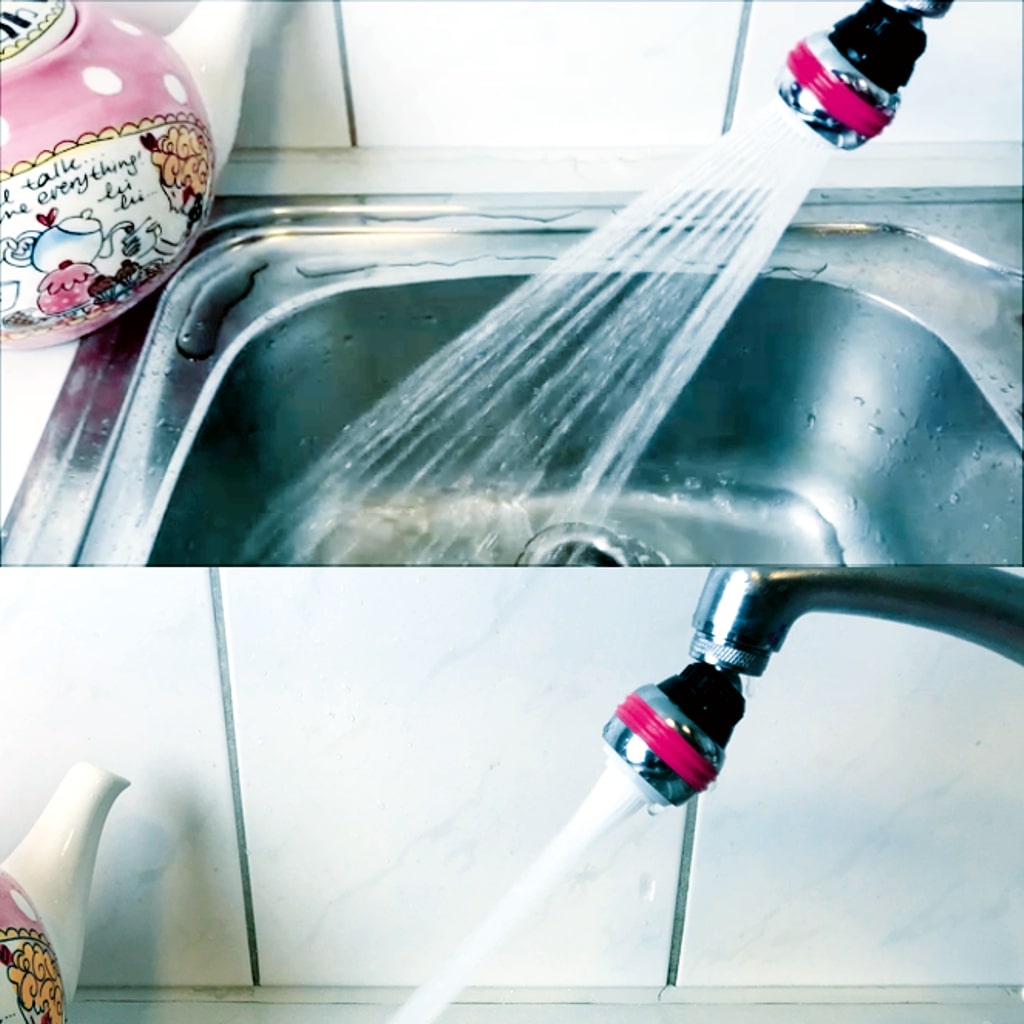Le spray de cuisine Spumante dans un évier en acier inoxydable montre les deux types de jets l'un en dessous de l'autre.